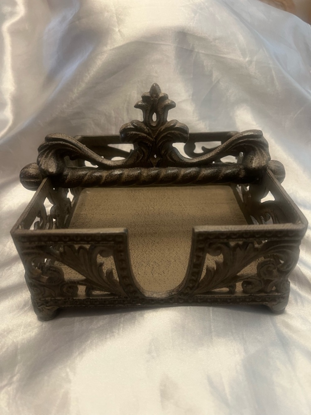 GG COLECCIÓN NAPKIN HOLDER – DECORATIVE METAL TABLETOP HOLDER